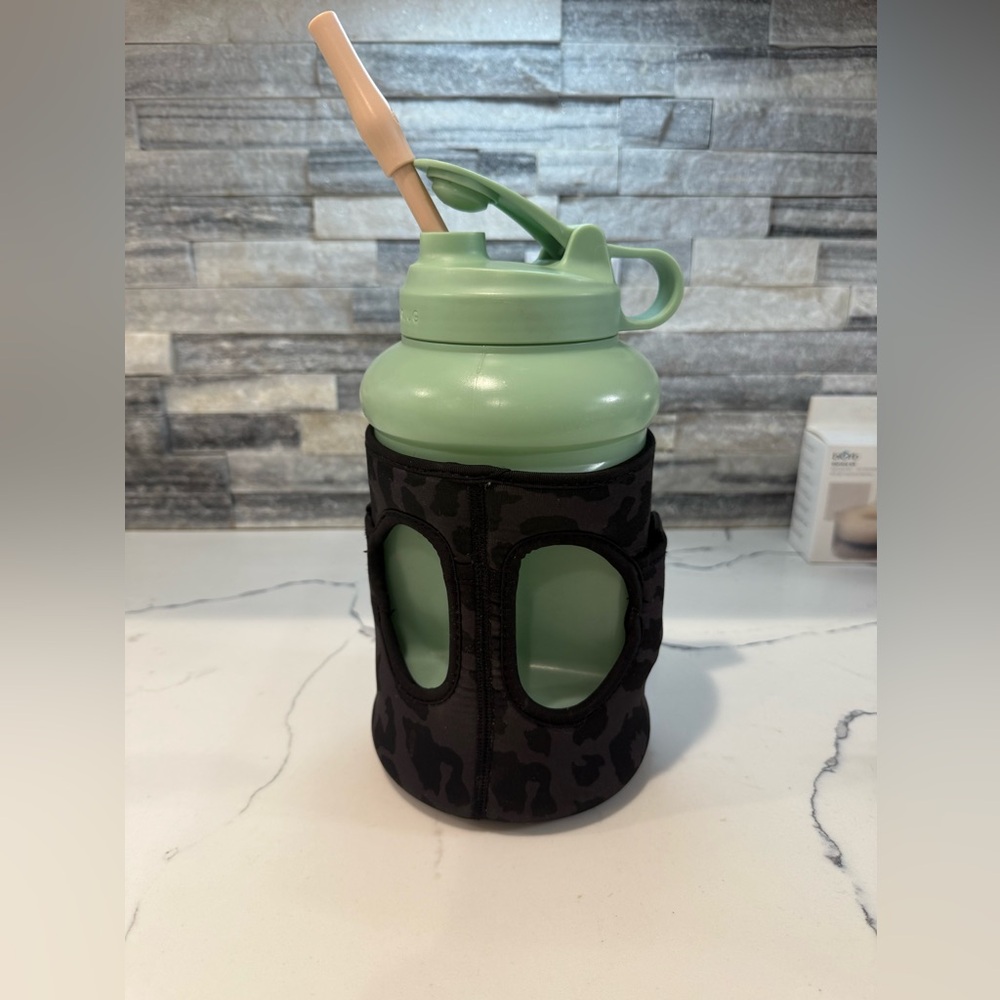 Hydrojug sleeve and straw